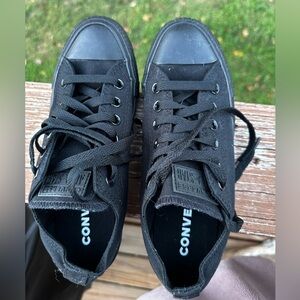 All black Women’s Size 7 Converse